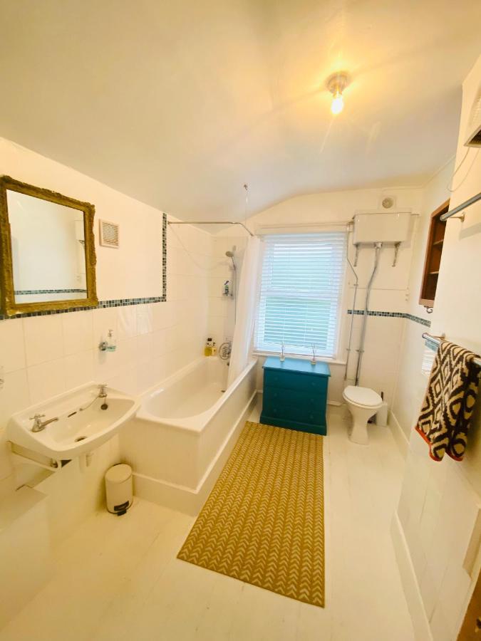 Lovely Seaside Town House เฮสติงส์ ภายนอก รูปภาพ